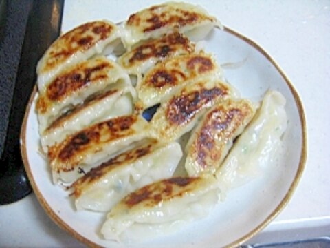 いたんだフライパンでもきれいに焼ける！餃子の焼き方